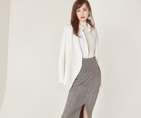 杨雪这脸是不是"p"过头了,红唇v脸好年轻,美得像"假"的一样