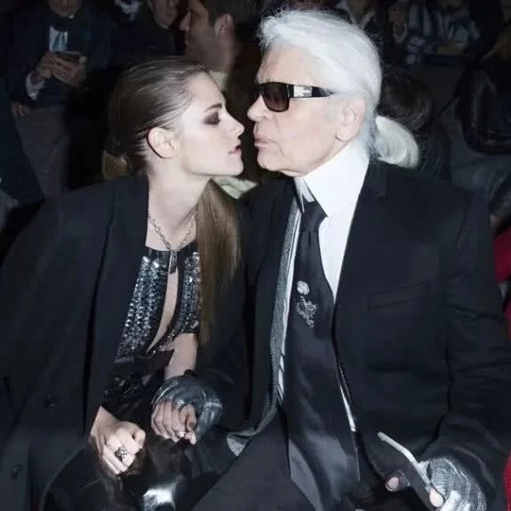 克里斯汀有多美老佛爷为她亲自拍照香奈儿首席化妆师都对她全程姨母笑