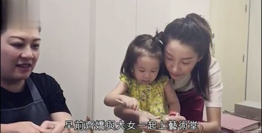 何猷启|赌王三房儿子何猷启结婚两年与妻子貌合神离，十指紧扣新女友另筑爱巢