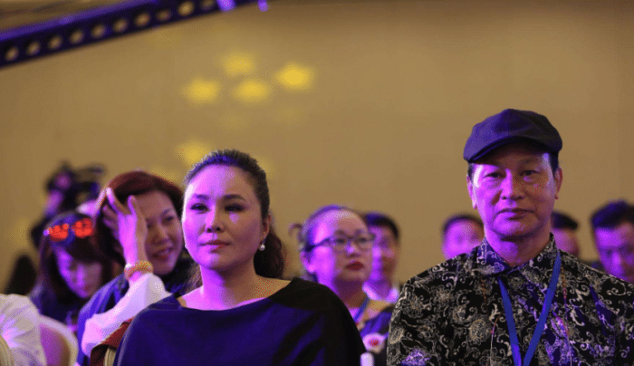 他曾是上校军官跟李连杰对打也不落下风但却因拍戏把她踢伤而退圈