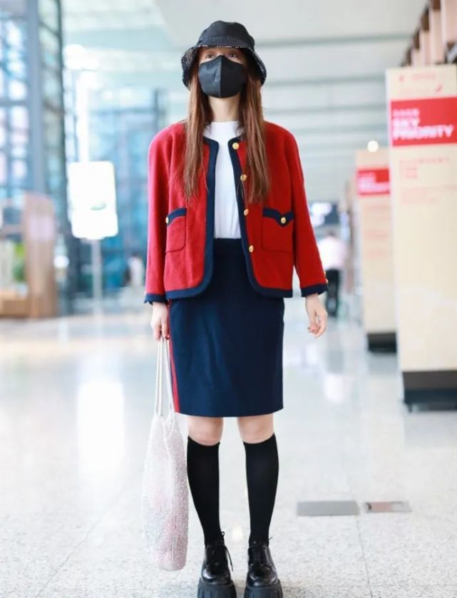 吴昕瘦得有多狠?看她的小腿就知道,平底鞋配中筒袜都不显腿粗