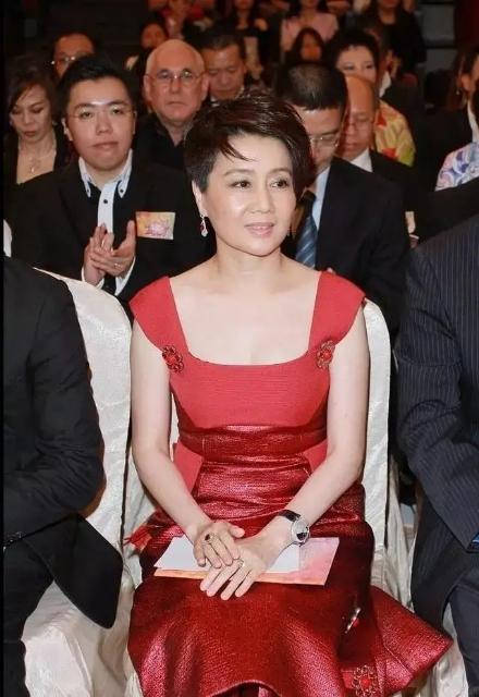赌王四太梁安琪颜值高穿长裙气质不输何超琼60岁很有慈祥美