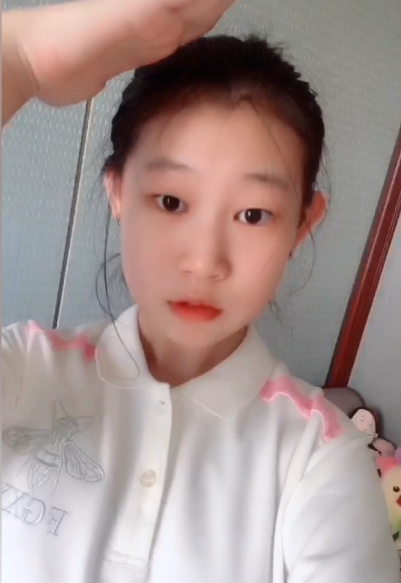 小沈阳女儿沈佳润晒自拍 玩手语秀才艺 颜值"开挂"美翻了