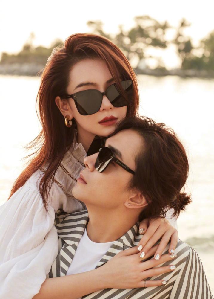 跨国恋也很甜戚薇与老公狂晒情侣装时尚感与精美造型令人赞叹