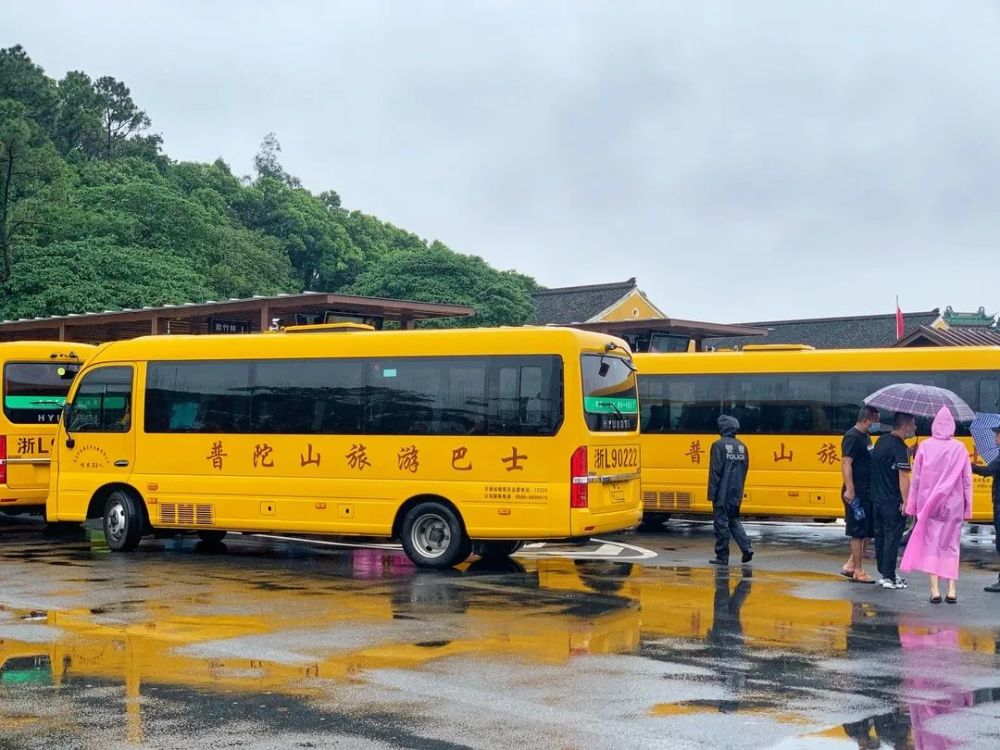 自驾到达舟山,在朱家尖游玩后乘轮渡到达普陀山,到达后可乘坐旅游巴士