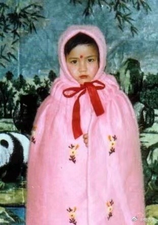 陈思诚为老婆庆生佟丽娅甜蜜回应秀恩爱佟爸爸晒女儿童年照感人