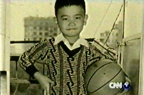 六一节快乐nba球星小时候多萌姚明抱球微笑安东尼骑木马