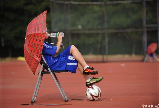 (2015年)富邦体育场足球赛场,顶着烈日的球童.
