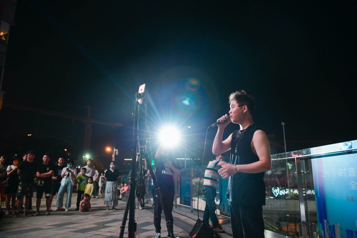 长沙街头直播的歌手唱了2年不为打赏赚钱,有粉丝每晚来听歌舒缓压力