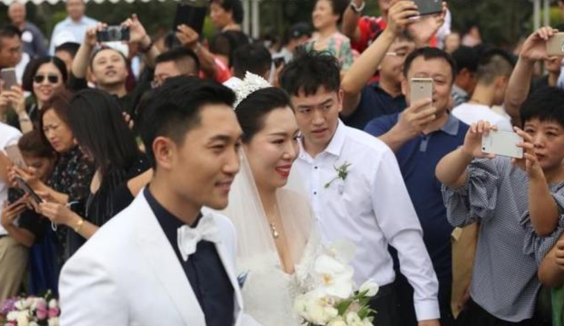 李晓霞退役之后,孔令辉也因为一些原因离开了中国女子乒乓球队主教练
