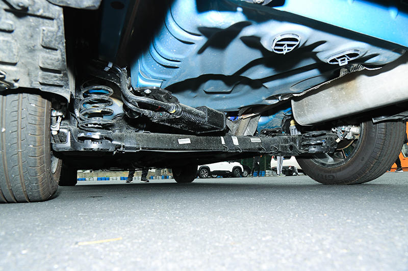 底盘悬架延续了雪铁龙经典搭配,即采用前麦佛逊式独立悬架和后扭力梁