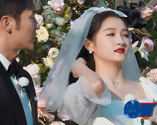 看到蔡徐坤新娘是baby时,谁注意关晓彤的举动?小心思藏不住了