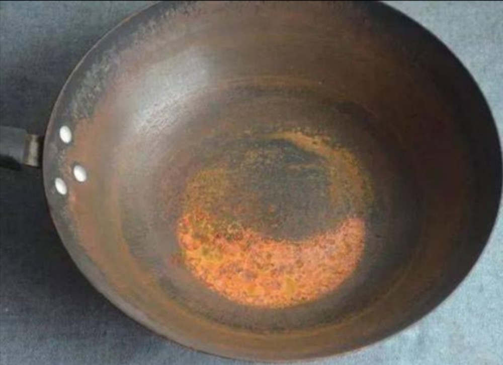 按照这个简单方法处理，铁锅不再生锈也不会粘锅，炒菜会更香更好吃