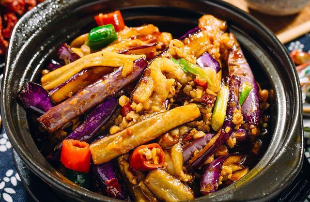 它和蒜蓉搭配起来,有一种格外的香甜,用保温效果特别好的砂锅来炖它们