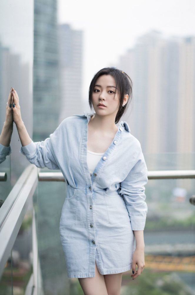 张靓颖穿得好清新,白衬衫配牛仔裤,不说年龄还真看不出36岁了