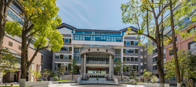 打开腾讯                     杭二中东河校区传媒特色班 凭借百年