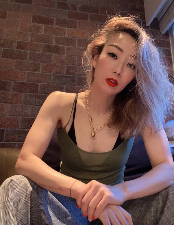 48岁郑秀文晒性感低胸照老公许志安却节俭朴素身穿旧衣烂衫