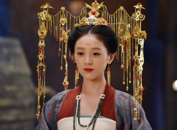 被称为"最美孟婆"的她,如今化浓妆烫卷发,美出新高度!