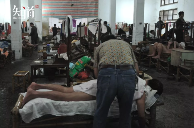 (一名搓澡师傅在给浴客搓澡.视觉中国/ 图)