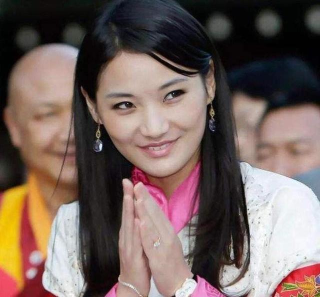 不丹王后二胎后露面!长得美还能忍其他女人,7岁被相中假装恩爱