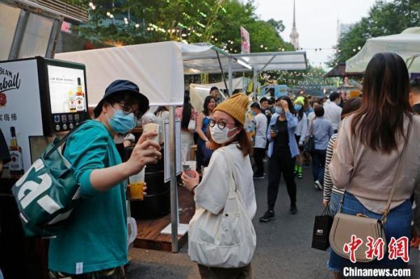 外籍人士在安义夜巷套圈. 殷立勤 摄