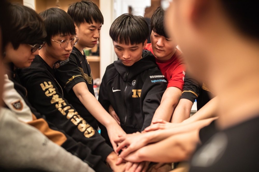 rng发布2020夏季赛名单,30分钟1w评论,都在寻找"永远滴神"!