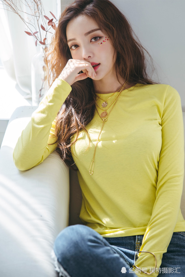 金贞姬纯色明黄甜心上衣调皮可爱的风格