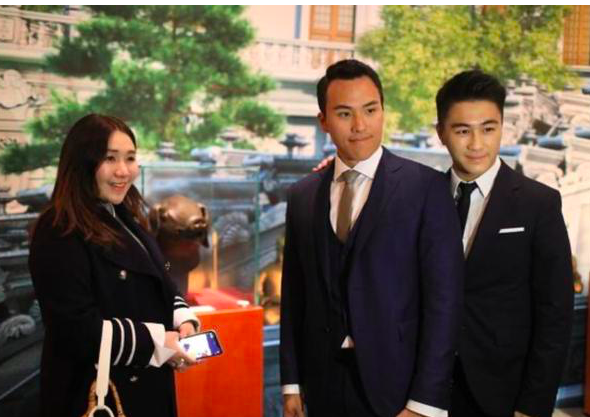 何超盈不爱争抢昔日带何猷君与三房合影何猷启站c位很神气