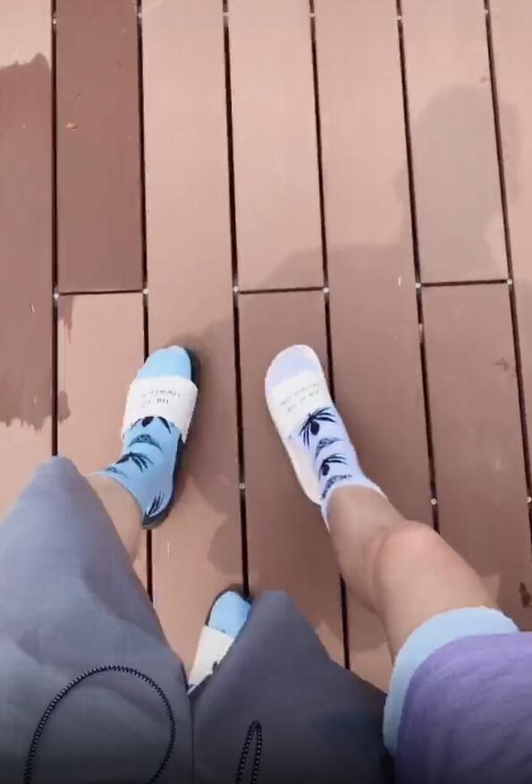 张馨予终于如愿!跟何捷穿情侣拖鞋拍视频秀恩爱,何捷腿又细又白抢镜