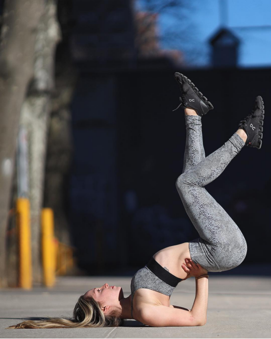 宅在家里的女神娄艺潇,变身健身达人,健身器材都被她蹬坏了