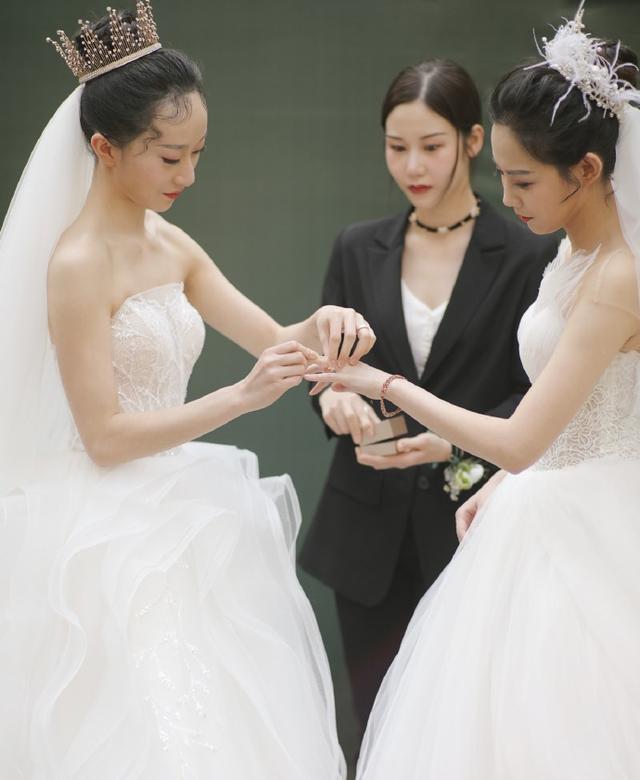 杨丽萍徒弟水月唯美婚礼曝光家人朋友齐祝福曾被师父赞像自己