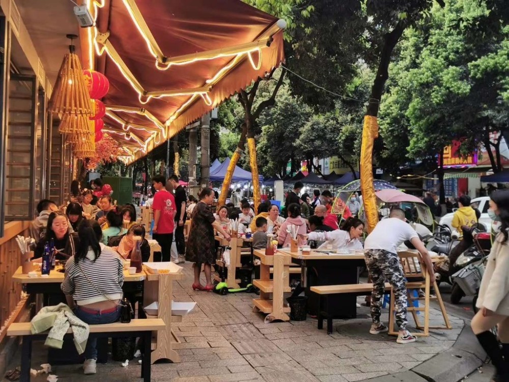 广汉:城市管理变"执法"为"服务" 20年夜市"烟火气"依旧