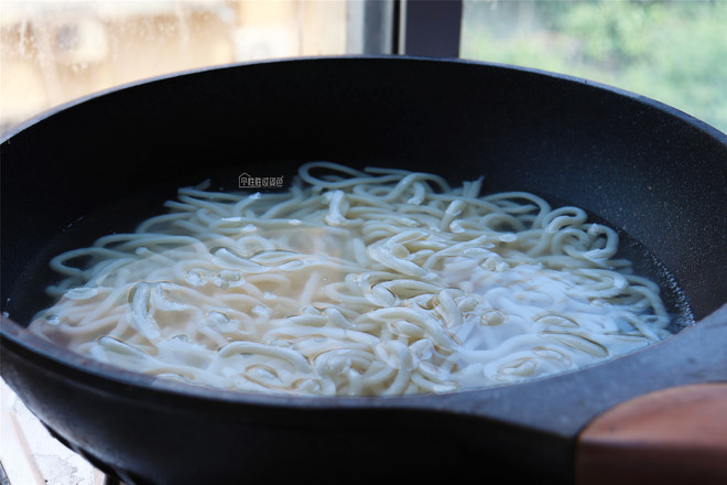 3.烏冬麵煮2分鐘後撈出過冷水後瀝乾水分