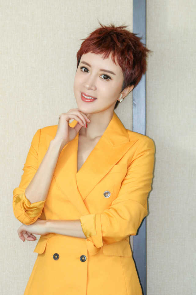 金巧巧43岁一点不显老超短发搭配红色西服套装现身简约又时髦