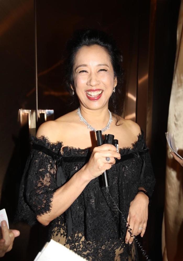 朱玲玲61岁满脸胶原蛋白扎发搭配黑色刺绣的连衣裙优雅又减龄