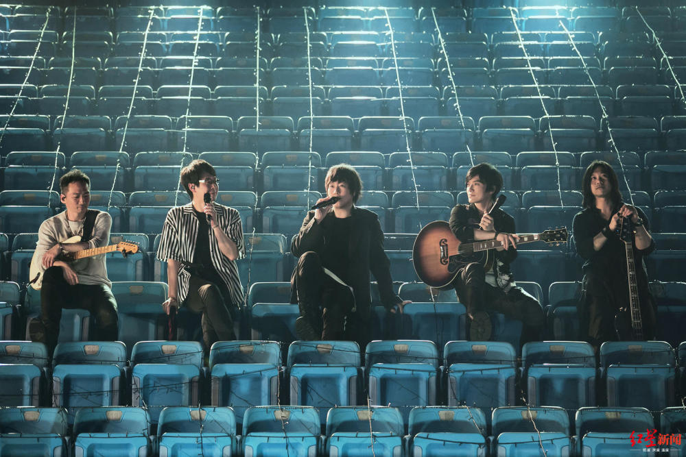 五月天在线演唱会现场虽然没有观众但每个座位都有荧光棒