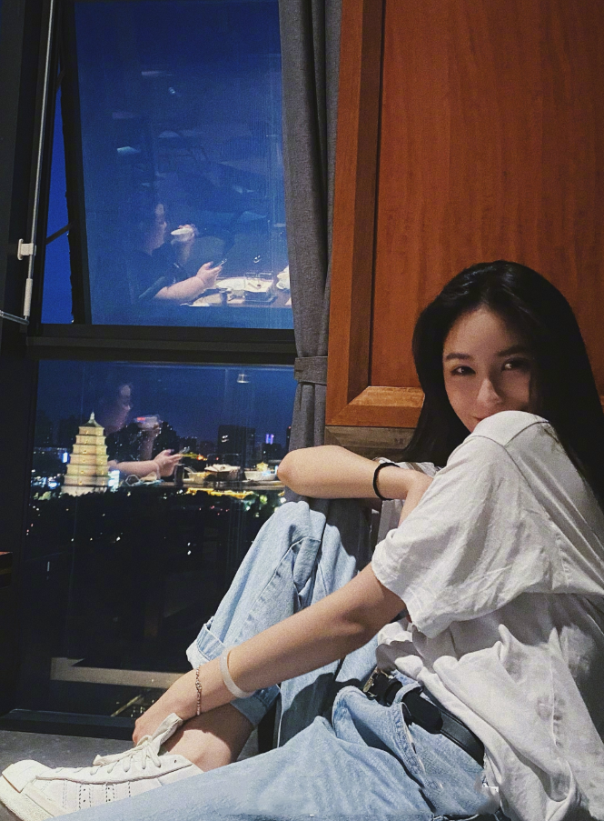 《变形计》叛逆女孩,21岁纹花臂穿"儿童背心",好身材挡不住