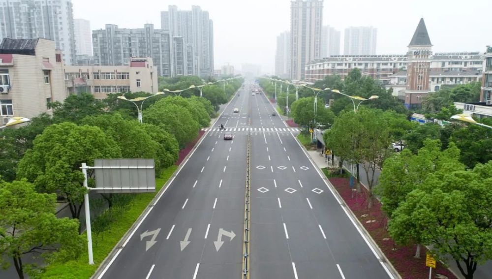 美轮美奂昔日色彩单一的道路景观绿化改造已经完成日前,龙川路(宁通