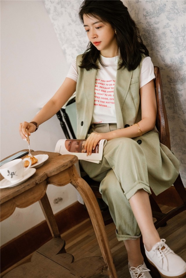 夏天穿裤子或裙子别配运动鞋了,瞧三木博主这么穿,舒适不累脚