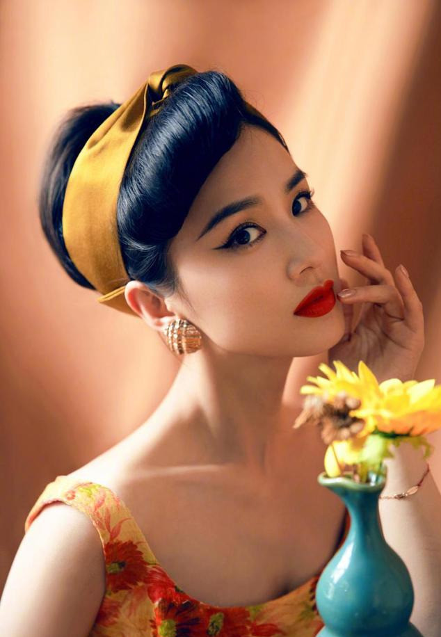 黄圣依气质全无,金色发带大浓妆,清纯"白莲"变"黄金"