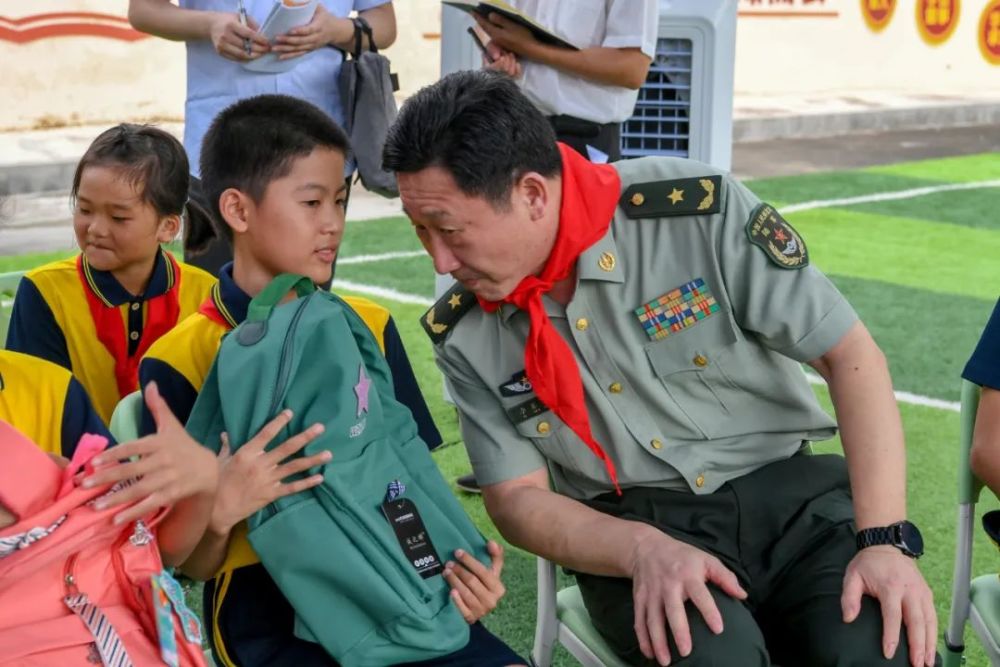 系上了活动中向老师们致以亲切问候为孩子们送上节日祝福军长洪江强