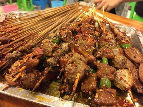 去夜市吃烧烤,聪明人会点这3样,老板:一看就知道是内行人!