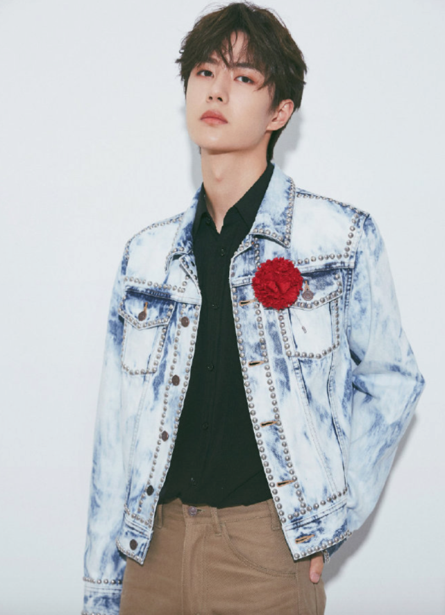 王一博登嘉人六月刊封面,演绎时尚魅力,网友:用力过猛了