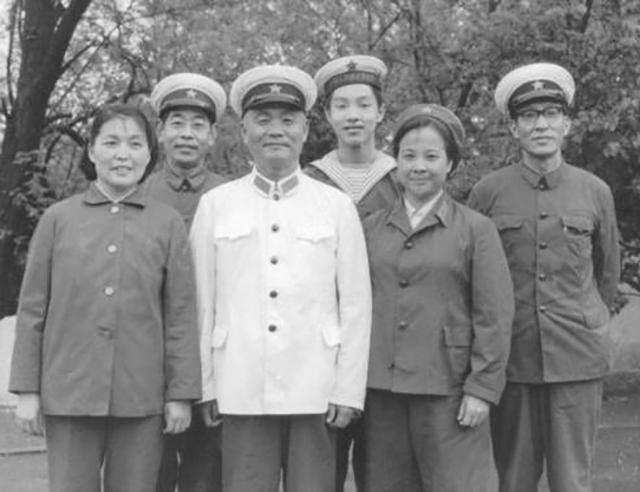 开国中将杜义德打仗不怕死敢拼命司令兼政委文武双全