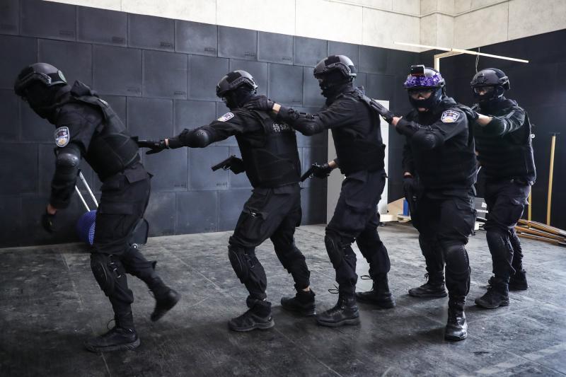 "瞄准,射击,一枪定乾坤"……黄浦公安特警开展春训大练兵_腾讯新闻