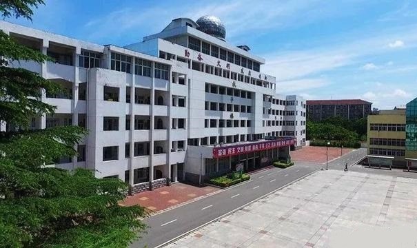 达到了清华北大的录取线,从这些成绩也能看出潜江中学的基本实力了