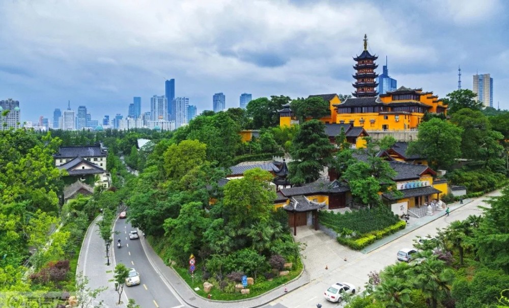 南京的寺有很多,雞鳴寺,大報恩寺,靈谷寺,毗盧寺,方山定林寺,天隆寺