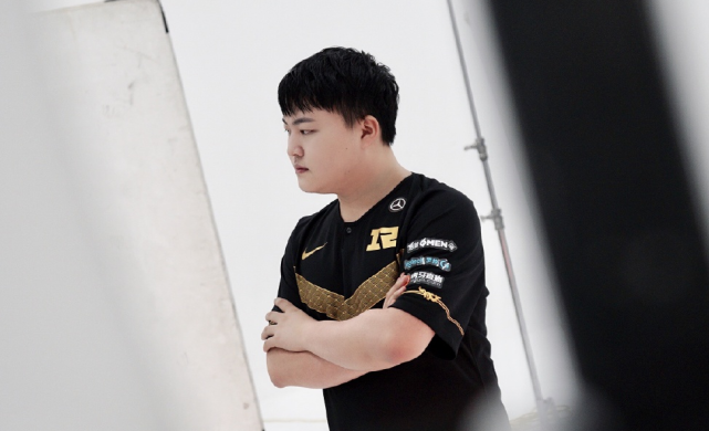 多名rng超话主持人透露uzi合同被卡无法转会,夏季赛确定退役