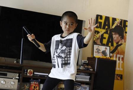 还记得那个励志为李小龙的男孩吗5岁练就一身肌肉如今身高亮了