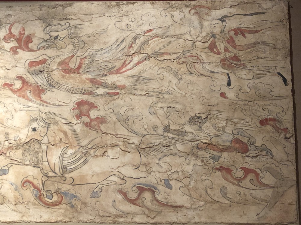 第一层为升天景象,绘有神怪异兽,龙鹤仙人,风伯雨师等形象;第二层以